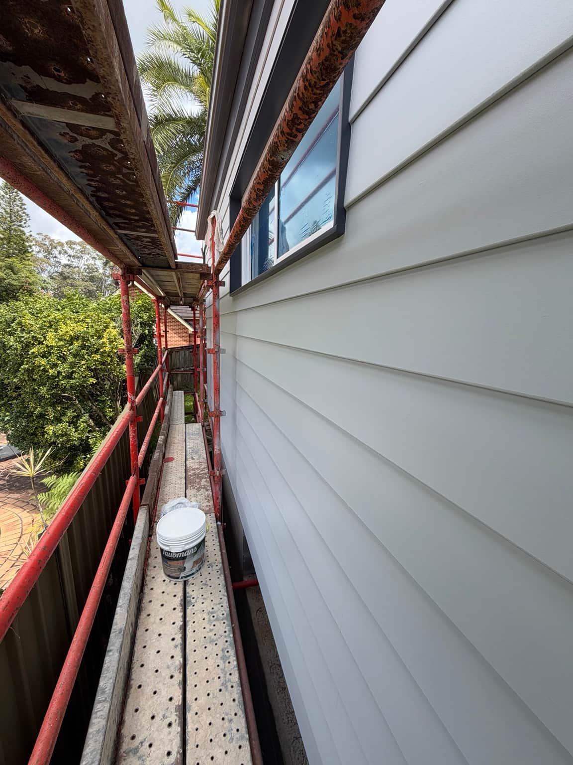 Painted weatherboards along the side elevation of the Beecroft home