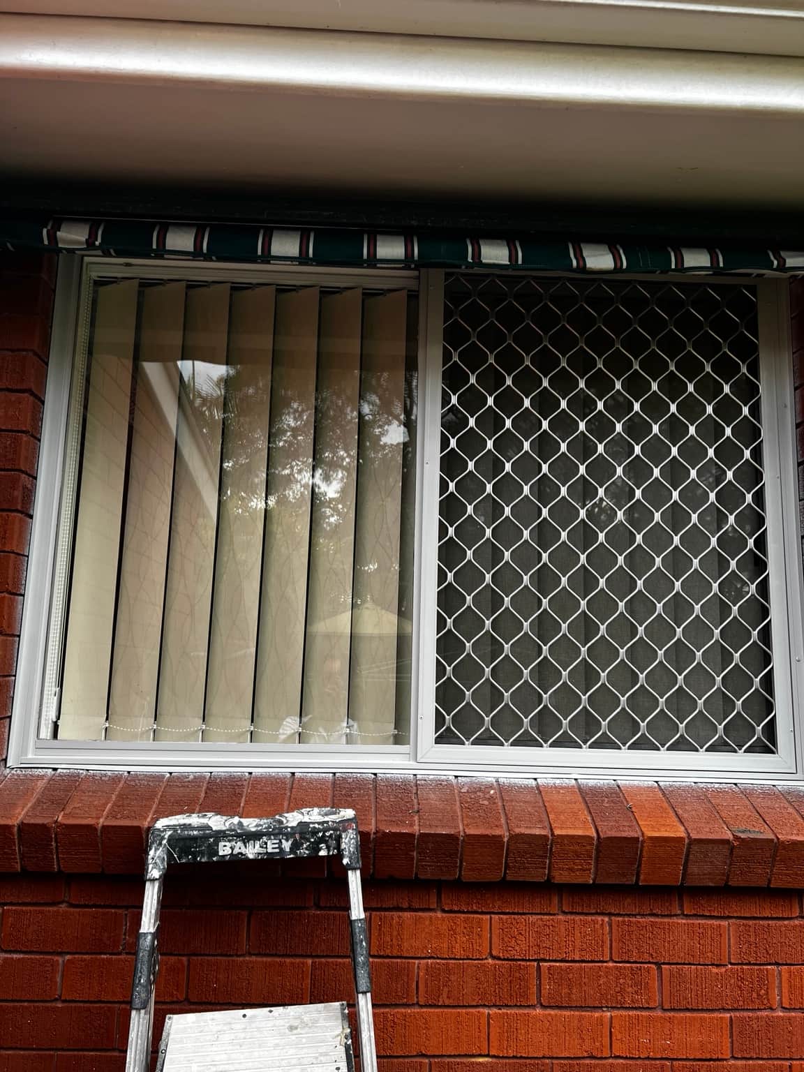 Aluminium window and security screen during the Cowan project